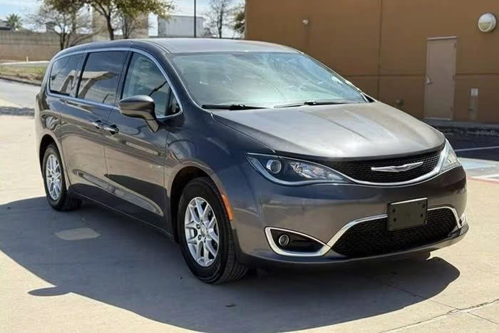 Chrysler Pacifica, đối thủ của Kia Carnival, lộ diện tại Hà Nội