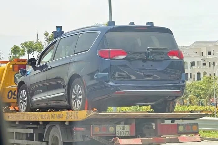Chrysler Pacifica, đối thủ của Kia Carnival, lộ diện tại Hà Nội
