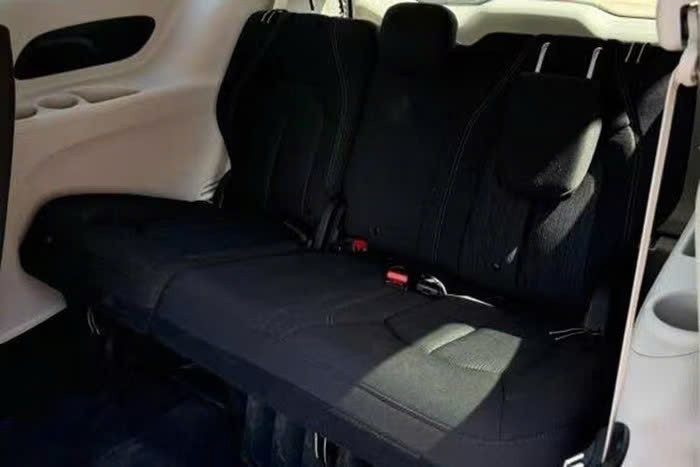 Chrysler Pacifica, đối thủ của Kia Carnival, lộ diện tại Hà Nội