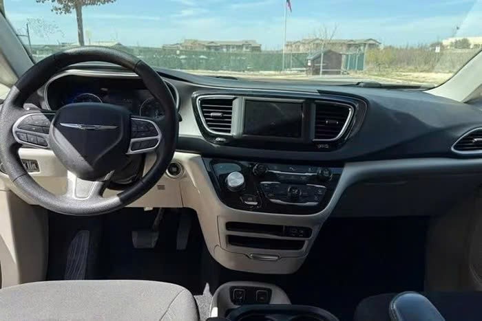 Chrysler Pacifica, đối thủ của Kia Carnival, lộ diện tại Hà Nội