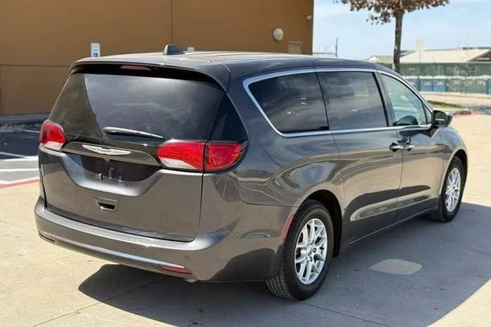 Chrysler Pacifica, đối thủ của Kia Carnival, lộ diện tại Hà Nội