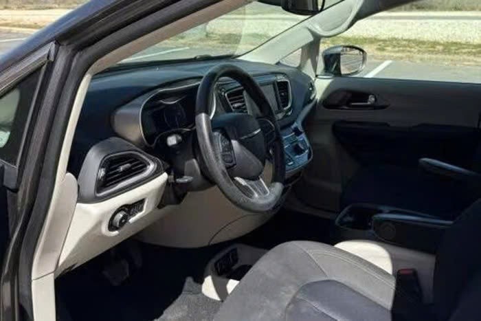 Chrysler Pacifica, đối thủ của Kia Carnival, lộ diện tại Hà Nội