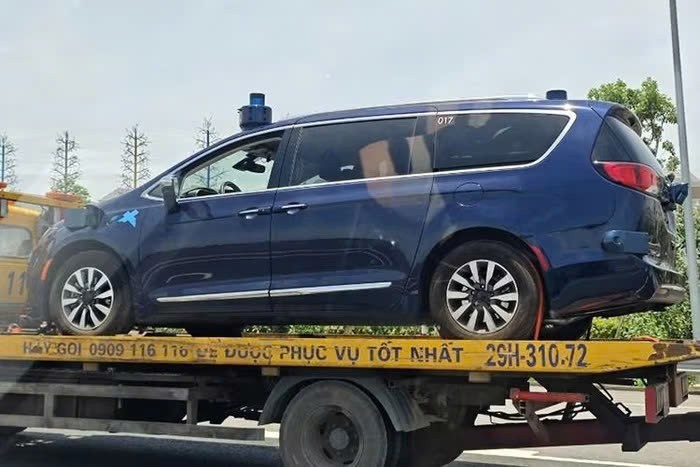 Chrysler Pacifica, đối thủ của Kia Carnival, lộ diện tại Hà Nội