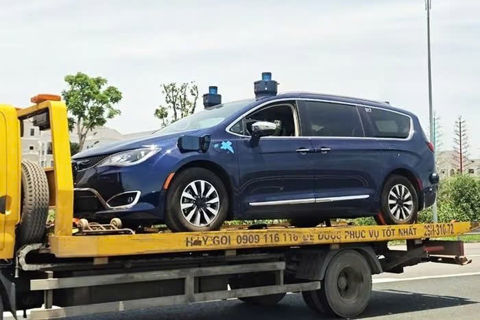 Chrysler Pacifica, đối thủ của Kia Carnival, lộ diện tại Hà Nội