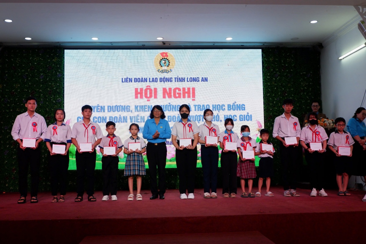 Long An: 335 triệu đồng học bổng tiếp sức con công nhân vượt khó, học giỏi