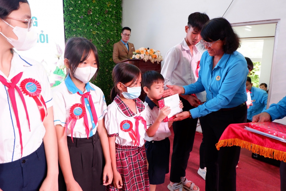 Long An: 335 triệu đồng học bổng tiếp sức con công nhân vượt khó, học giỏi