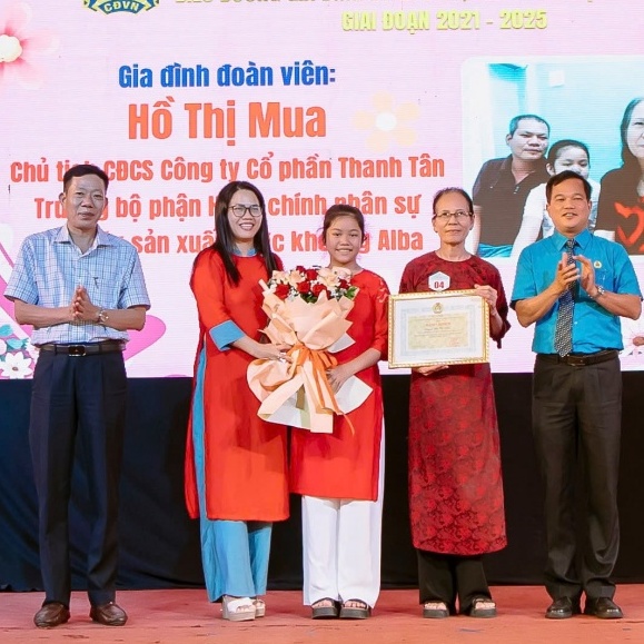 Tuyên dương 52 gia đình đoàn viên, người lao động tiêu biểu ở Huế