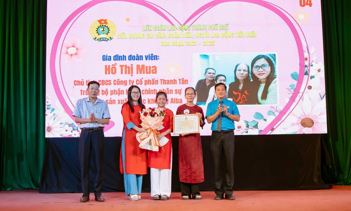 Tuyên dương 52 gia đình đoàn viên, người lao động tiêu biểu ở Huế