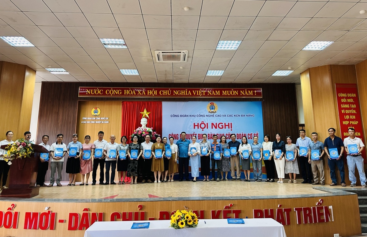 Công đoàn Khu Công nghệ cao và các Khu công nghiệp Đà Nẵng bàn giao CĐCS về LĐLĐ thành phố quản lý.Ảnh: Phan Nguyên Công đoàn Khu Công nghệ cao và các Khu công nghiệp Đà Nẵng bàn giao CĐCS về LĐLĐ thành phố quản lý.Ảnh: Phan Nguyên