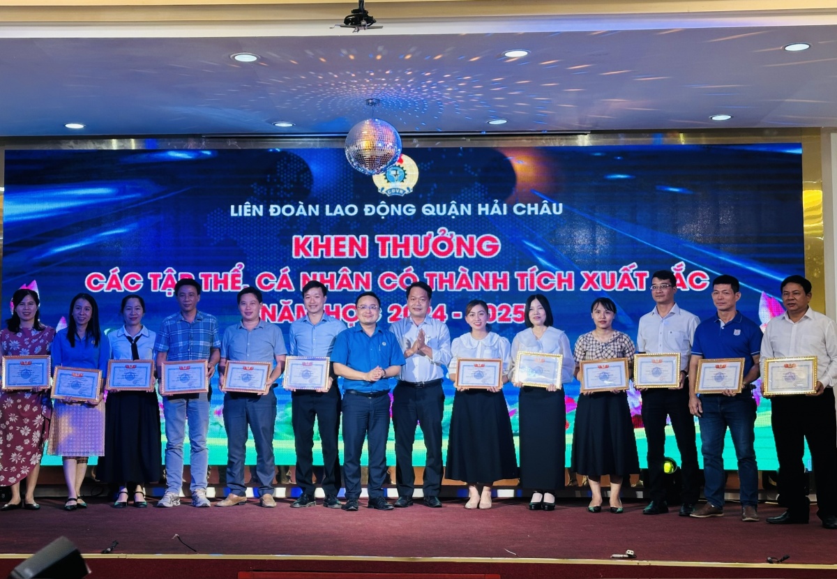 Trao Bằng khen cho cá nhân tập thể có thành tích xuất sắc hoạt động Công đoàn khối trường học năm 2024 – 2025. Ảnh: Phan Nguyên Trao Bằng khen cho cá nhân tập thể có thành tích xuất sắc hoạt động Công đoàn khối trường học năm 2024 – 2025. Ảnh: Phan Nguyên