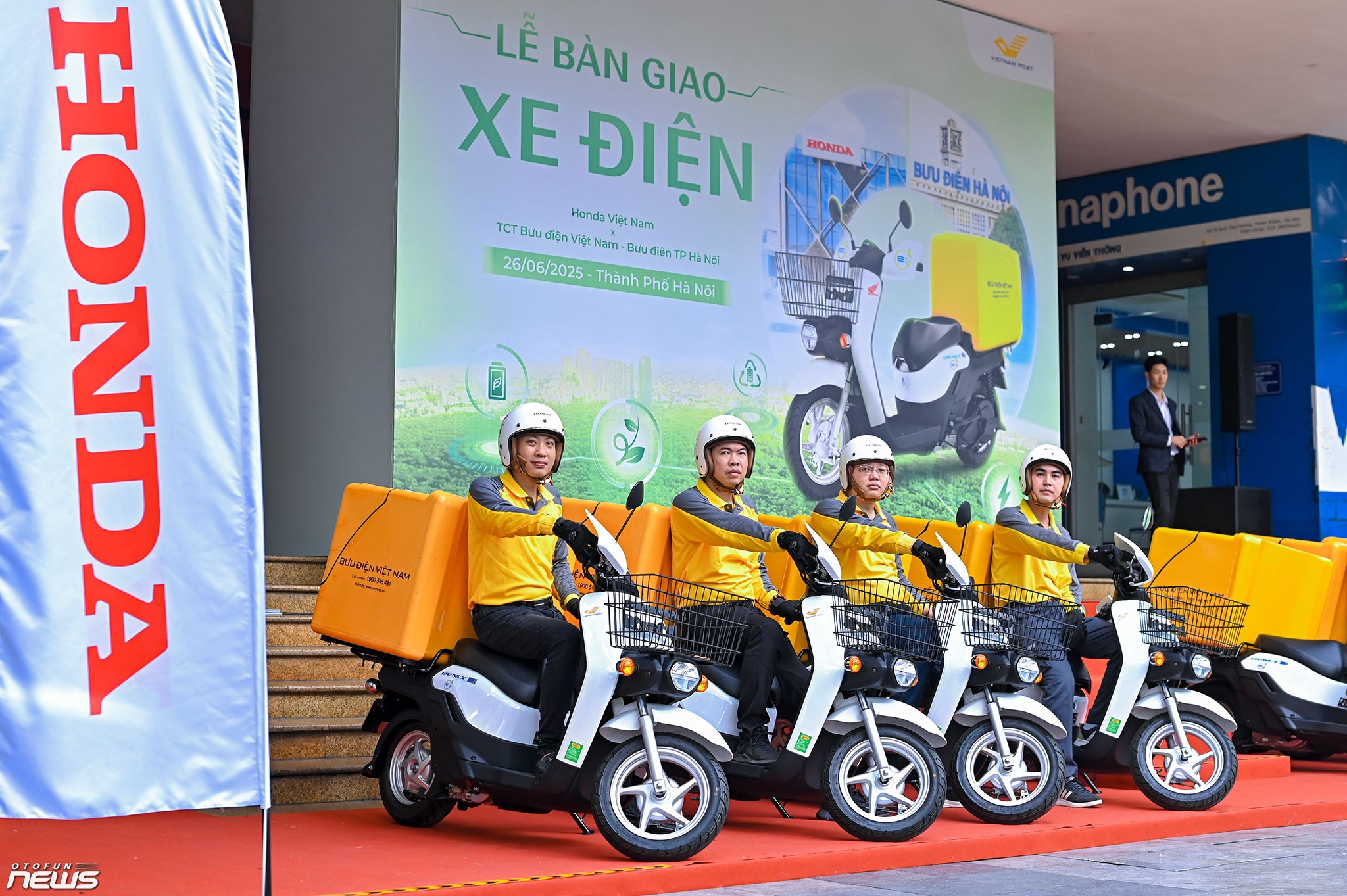 205 xe máy điện Honda gia nhập đội ngũ chuyển phát của Bưu điện Việt Nam tại Hà Nội