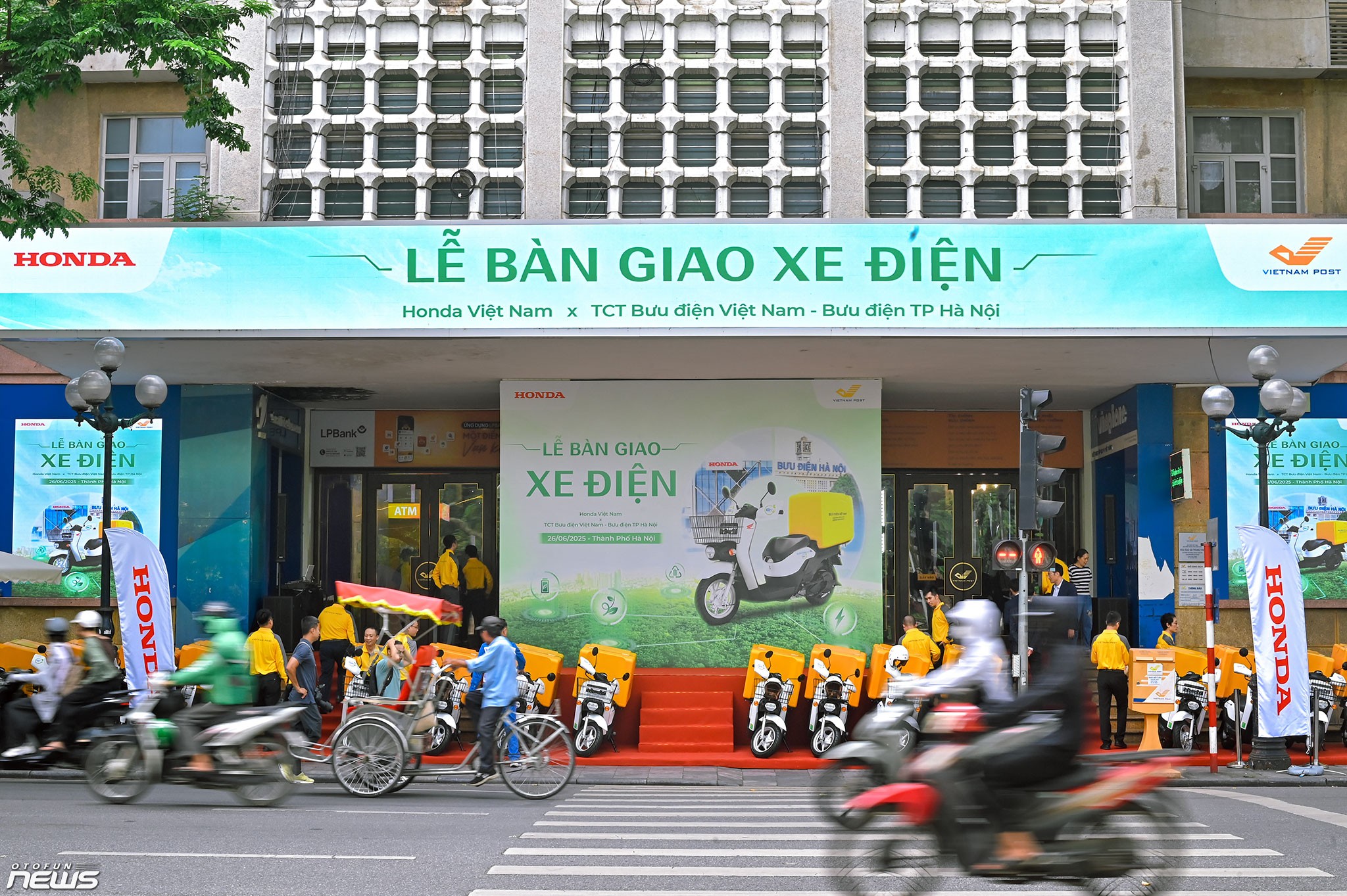 205 xe máy điện Honda gia nhập đội ngũ chuyển phát của Bưu điện Việt Nam tại Hà Nội