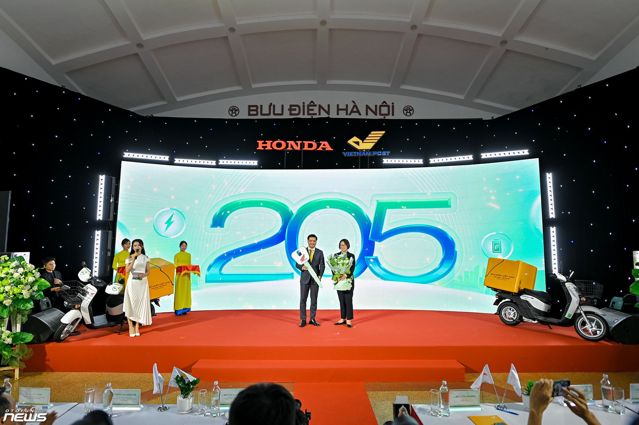 205 xe máy điện Honda gia nhập đội ngũ chuyển phát của Bưu điện Việt Nam tại Hà Nội