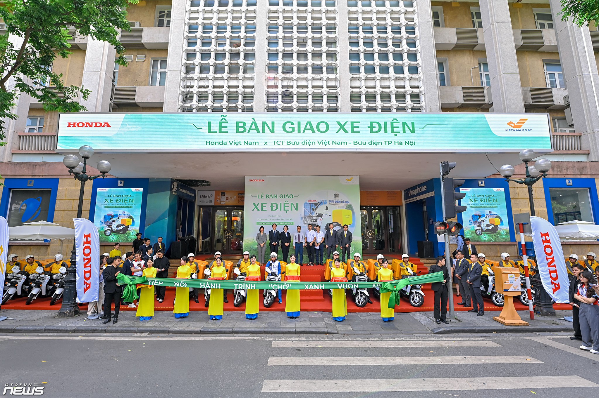 205 xe máy điện Honda gia nhập đội ngũ chuyển phát của Bưu điện Việt Nam tại Hà Nội