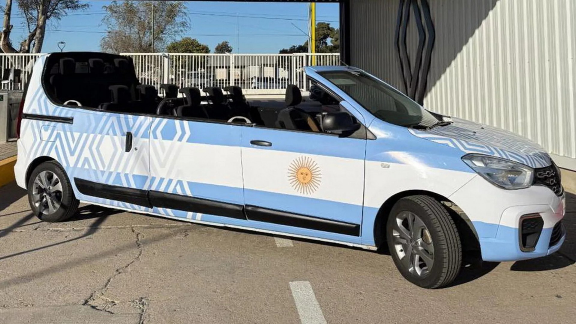 Đây là chiếc limousine mui trần kỳ lạ nhất được sản xuất chính hãng thay vì độ ngoài