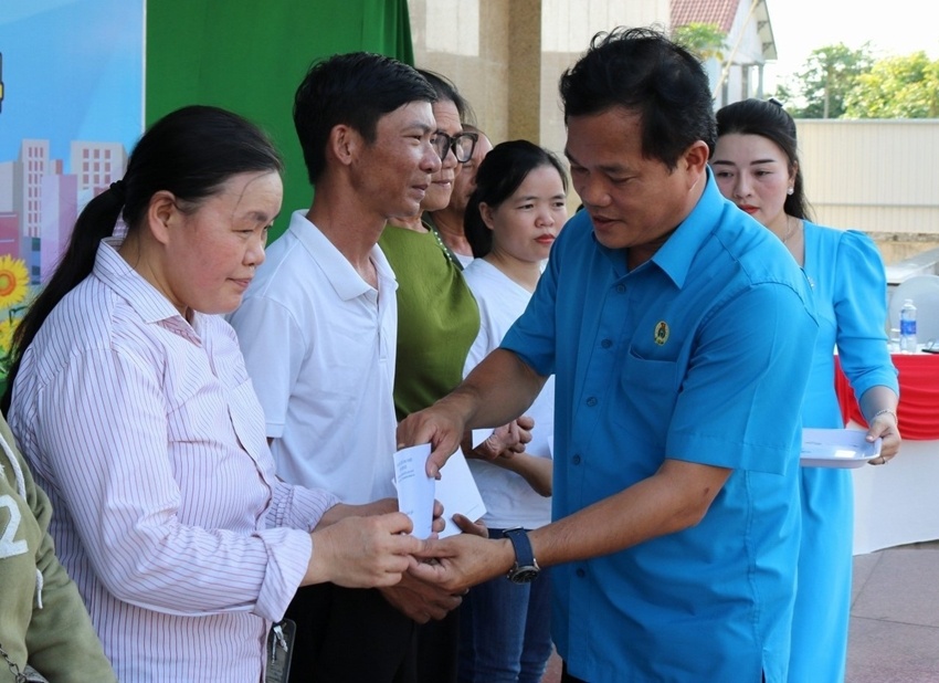 Gần 90.000 người lao động ở Huế được chăm lo trong 6 tháng đầu năm Gần 90.000 người lao động ở Huế được chăm lo trong 6 tháng đầu năm