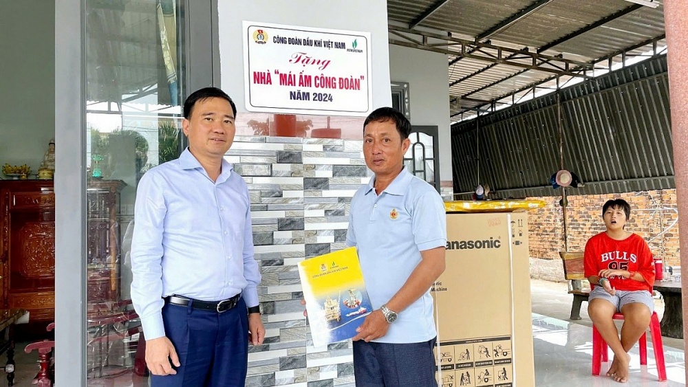 Hơn 2.600 người lao động ngành Dầu khí được chăm lo dịp Tháng Công nhân Hơn 2.600 người lao động ngành Dầu khí được chăm lo dịp Tháng Công nhân