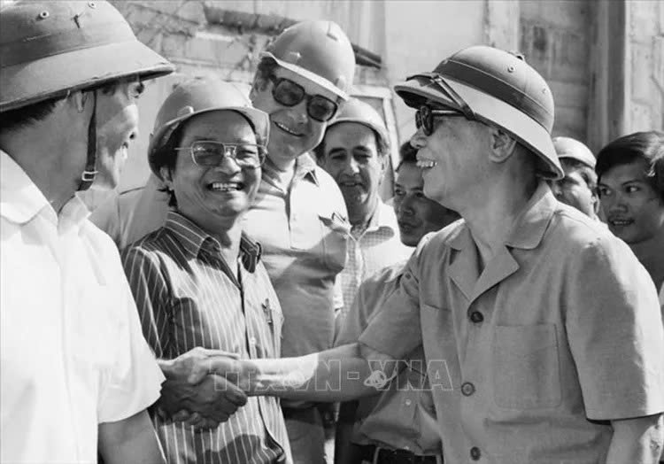 Tổng Bí thư Nguyễn Văn Linh với tầm nhìn chiến lược về đổi mới tổ chức và hoạt động Công đoàn Việt Nam Tổng Bí thư Nguyễn Văn Linh với tầm nhìn chiến lược về đổi mới tổ chức và hoạt động Công đoàn Việt Nam