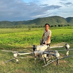 Anh nông dân lái drone cứu người