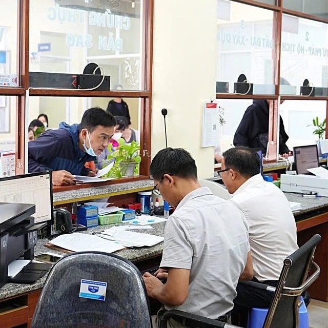 Công chức tự nguyện xin nghỉ hoặc bị cho thôi việc được hưởng chế độ, chính sách nào?