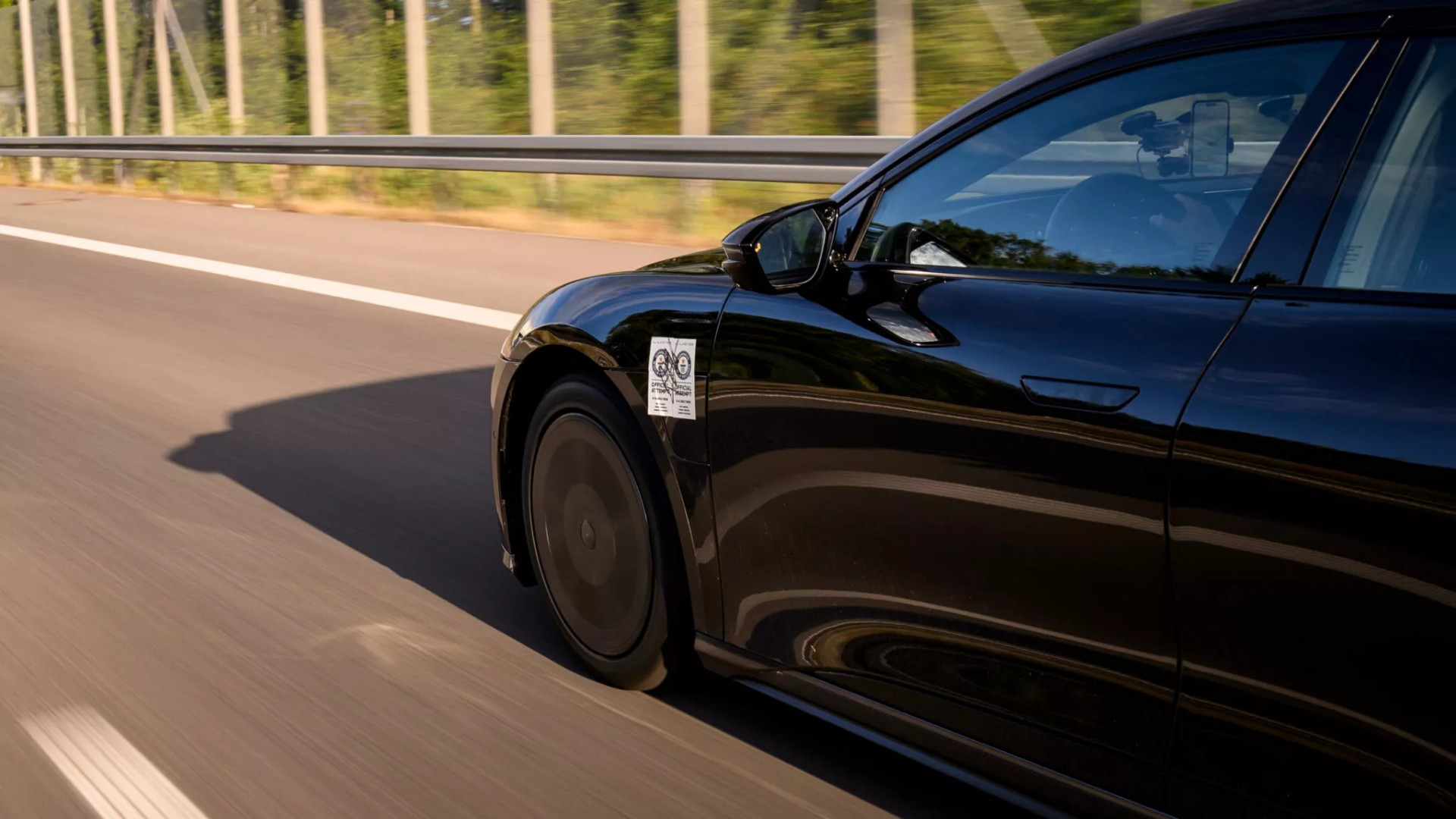 Xe điện Lucid Air Grand Touring thiết lập Kỷ lục Guinness Thế giới khi chạy 1.205 km không cần sạc lại