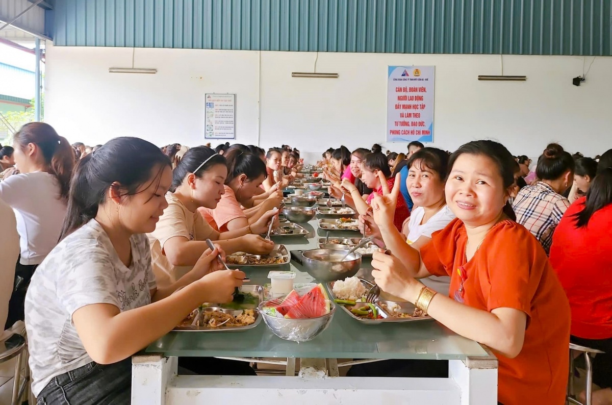 Đảm bảo bữa ăn ca an toàn, vì sức khỏe người lao động Đảm bảo bữa ăn ca an toàn, vì sức khỏe người lao động