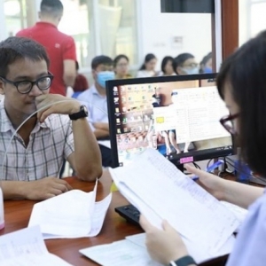 Điều kiện, thủ tục kéo dài thời gian giữ chức vụ đến tuổi nghỉ hưu của công chức, viên chức