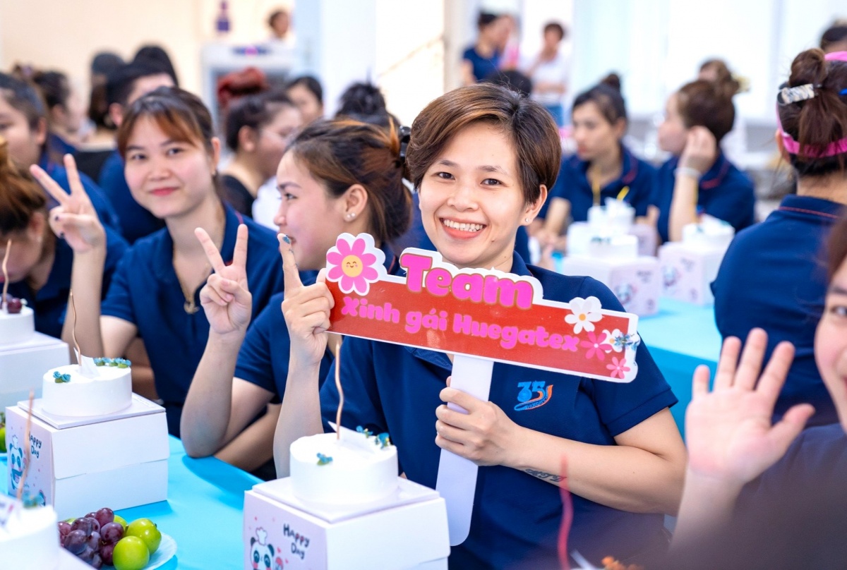 Người thắp lửa yêu thương cho lao động nghề may