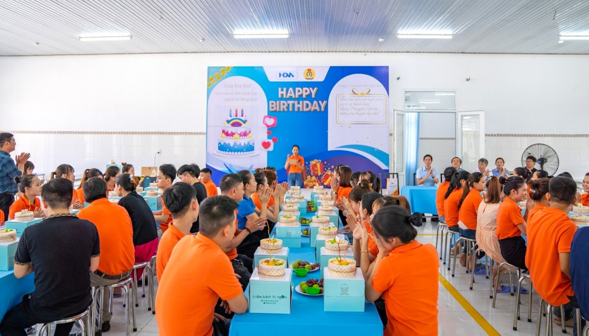 Người thắp lửa yêu thương cho lao động nghề may