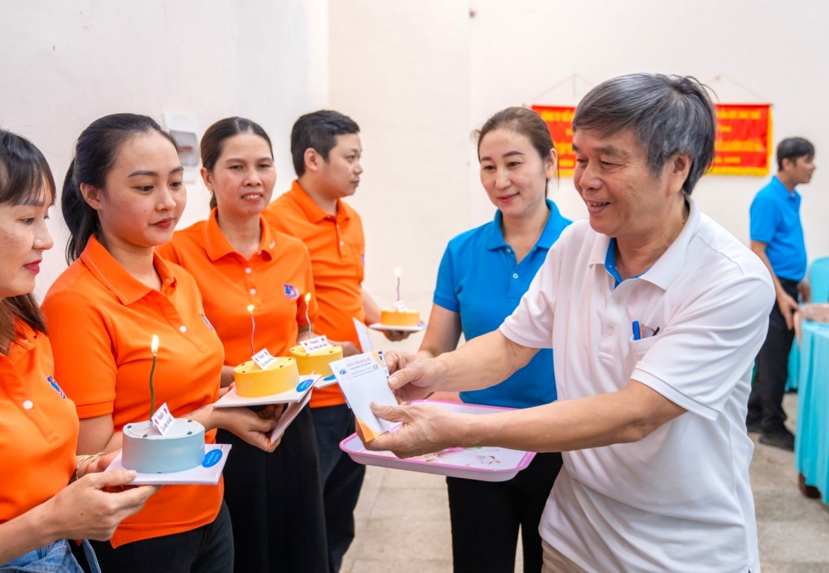 Người thắp lửa yêu thương cho lao động nghề may