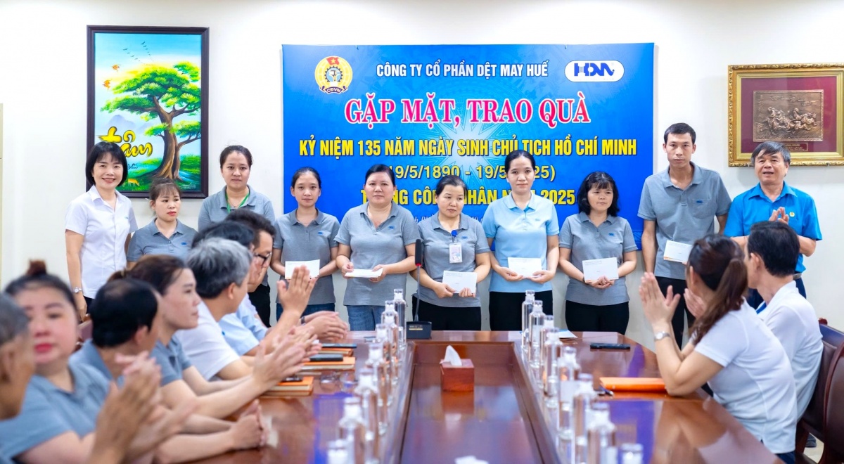 Người thắp lửa yêu thương cho lao động nghề may