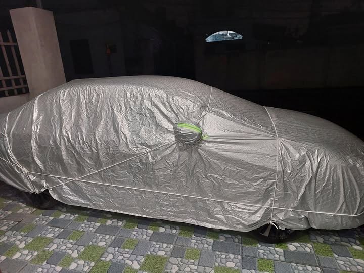 Người dân sáng tạo đủ kiểu phòng tránh bão cho ô tô