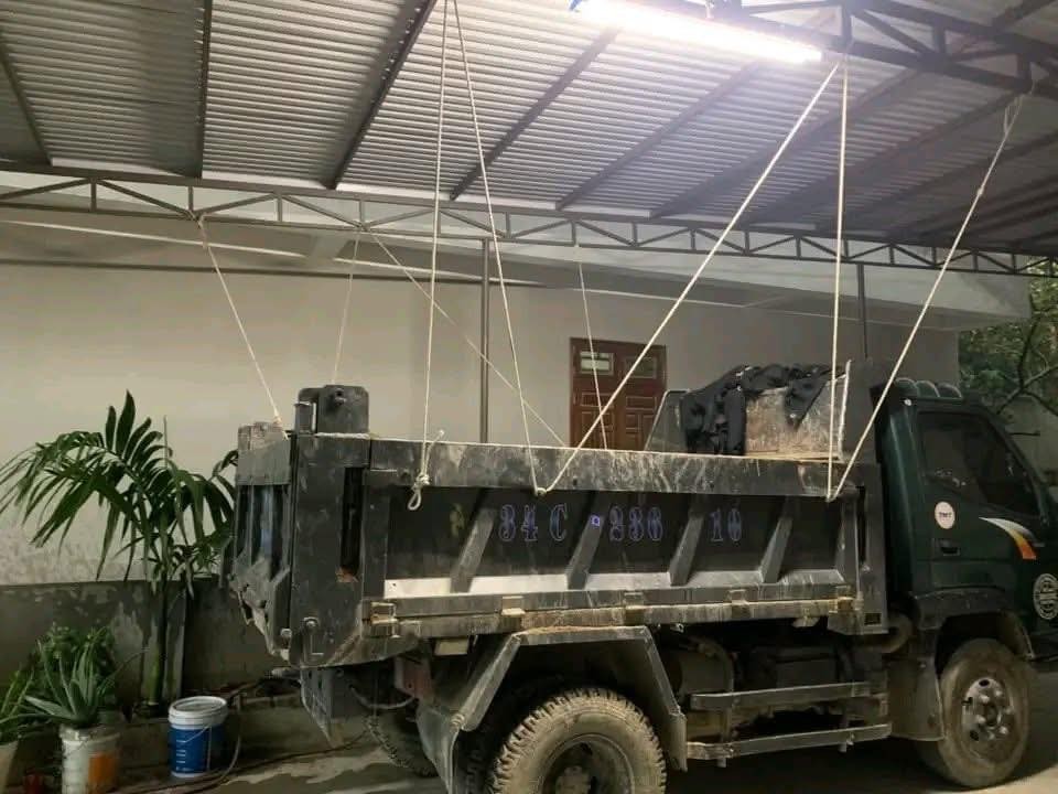 Người dân sáng tạo đủ kiểu phòng tránh bão cho ô tô