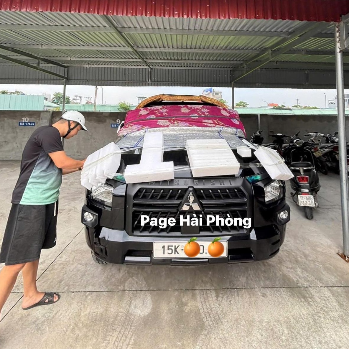 Người dân sáng tạo đủ kiểu phòng tránh bão cho ô tô