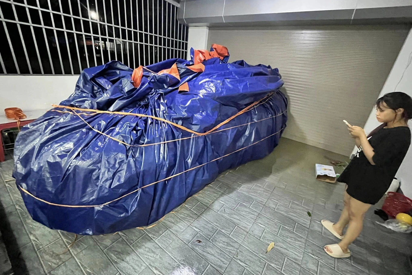 Người dân sáng tạo đủ kiểu phòng tránh bão cho ô tô