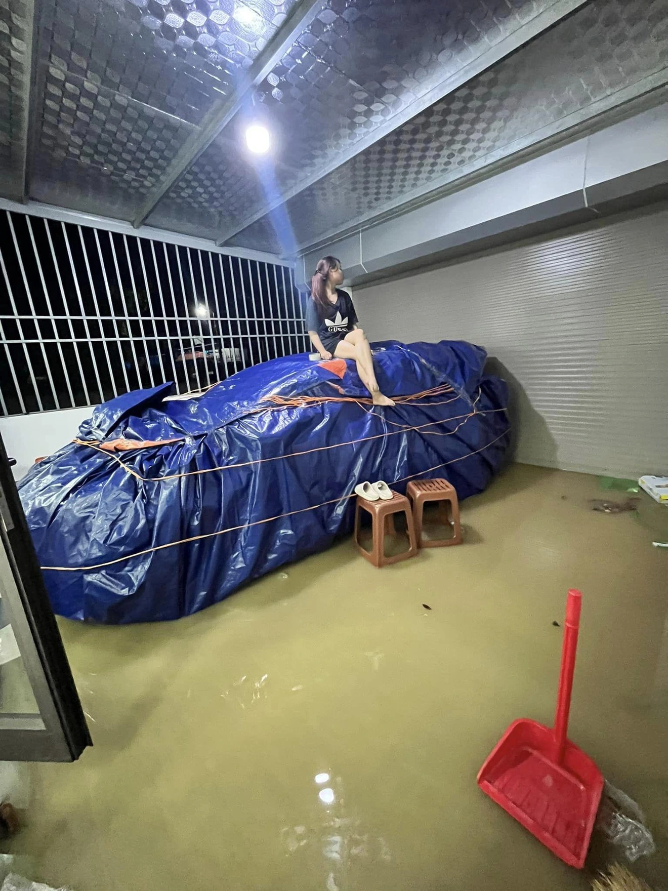 Người dân sáng tạo đủ kiểu phòng tránh bão cho ô tô