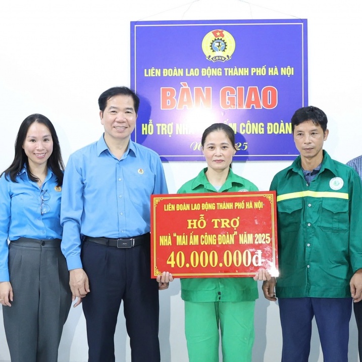 Niềm vui an cư của nữ công nhân môi trường