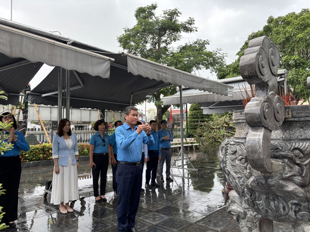 Dâng hương tưởng niệm đồng chí Nguyễn Đức Cảnh nhân kỷ niệm 96 năm thành lập Công đoàn Việt Nam