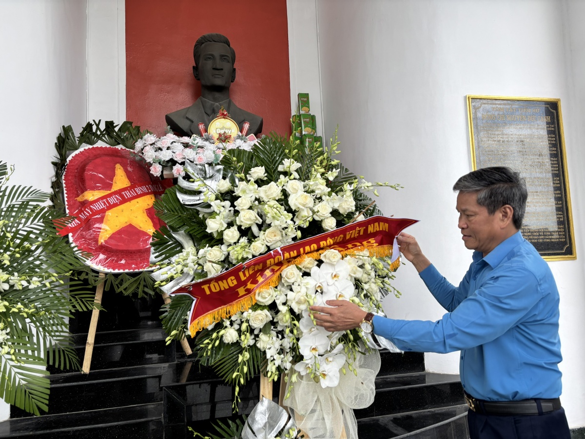 Dâng hương tưởng niệm đồng chí Nguyễn Đức Cảnh nhân kỷ niệm 96 năm thành lập Công đoàn Việt Nam
