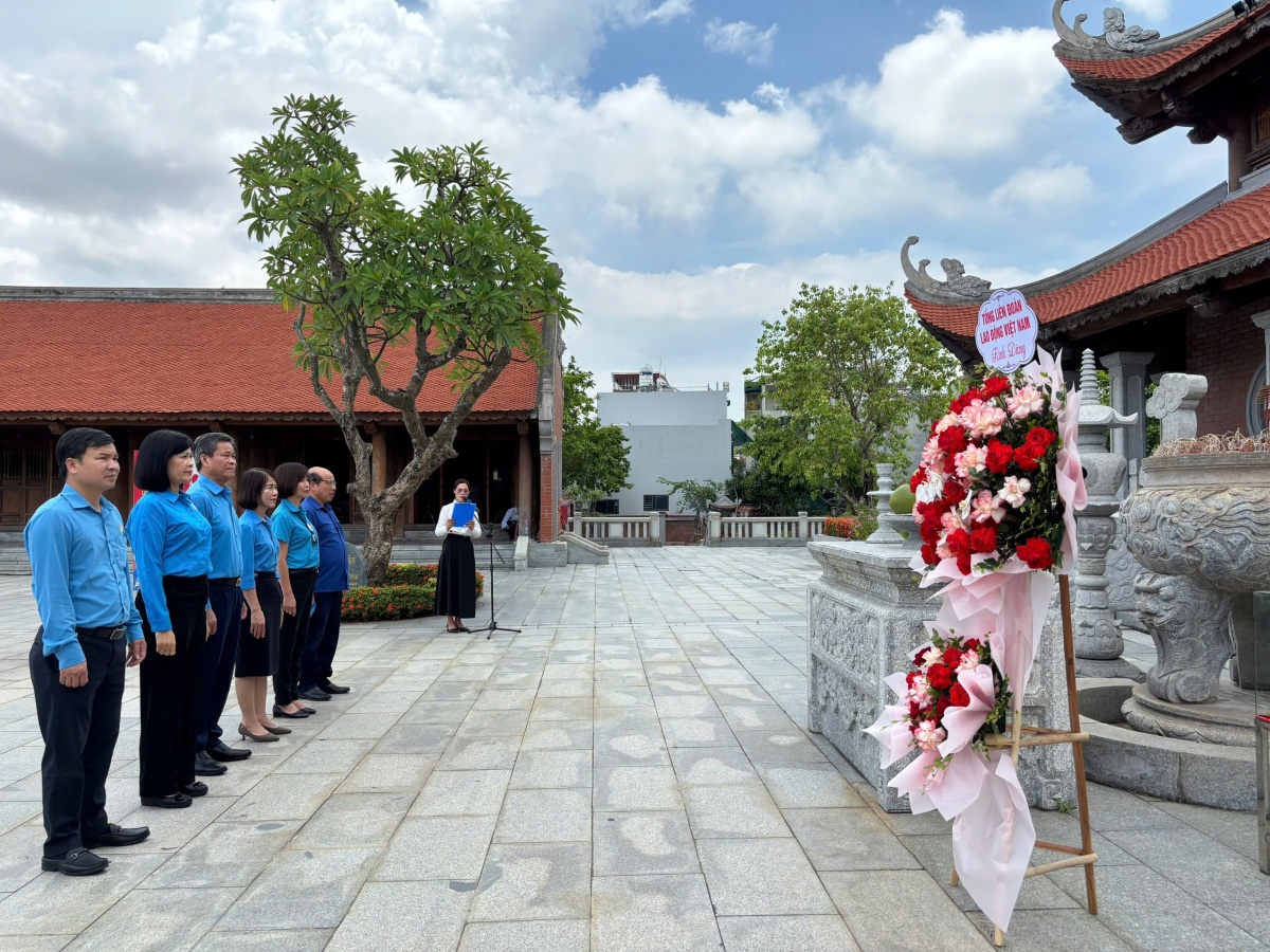 Dâng hương tưởng niệm đồng chí Nguyễn Đức Cảnh nhân kỷ niệm 96 năm thành lập Công đoàn Việt Nam