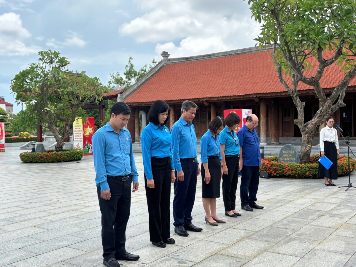 Dâng hương tưởng niệm đồng chí Nguyễn Đức Cảnh nhân kỷ niệm 96 năm thành lập Công đoàn Việt Nam