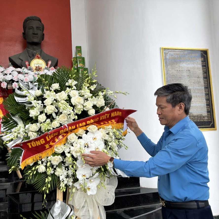 Dâng hương tưởng niệm đồng chí Nguyễn Đức Cảnh nhân kỷ niệm 96 năm thành lập Công đoàn Việt Nam