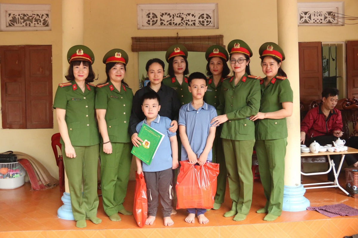 Xanh mãi những vòng tay yêu thương Xanh mãi những vòng tay yêu thương