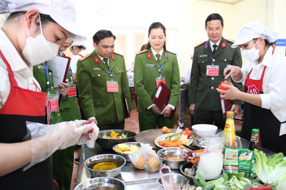 Xanh mãi những vòng tay yêu thương Xanh mãi những vòng tay yêu thương