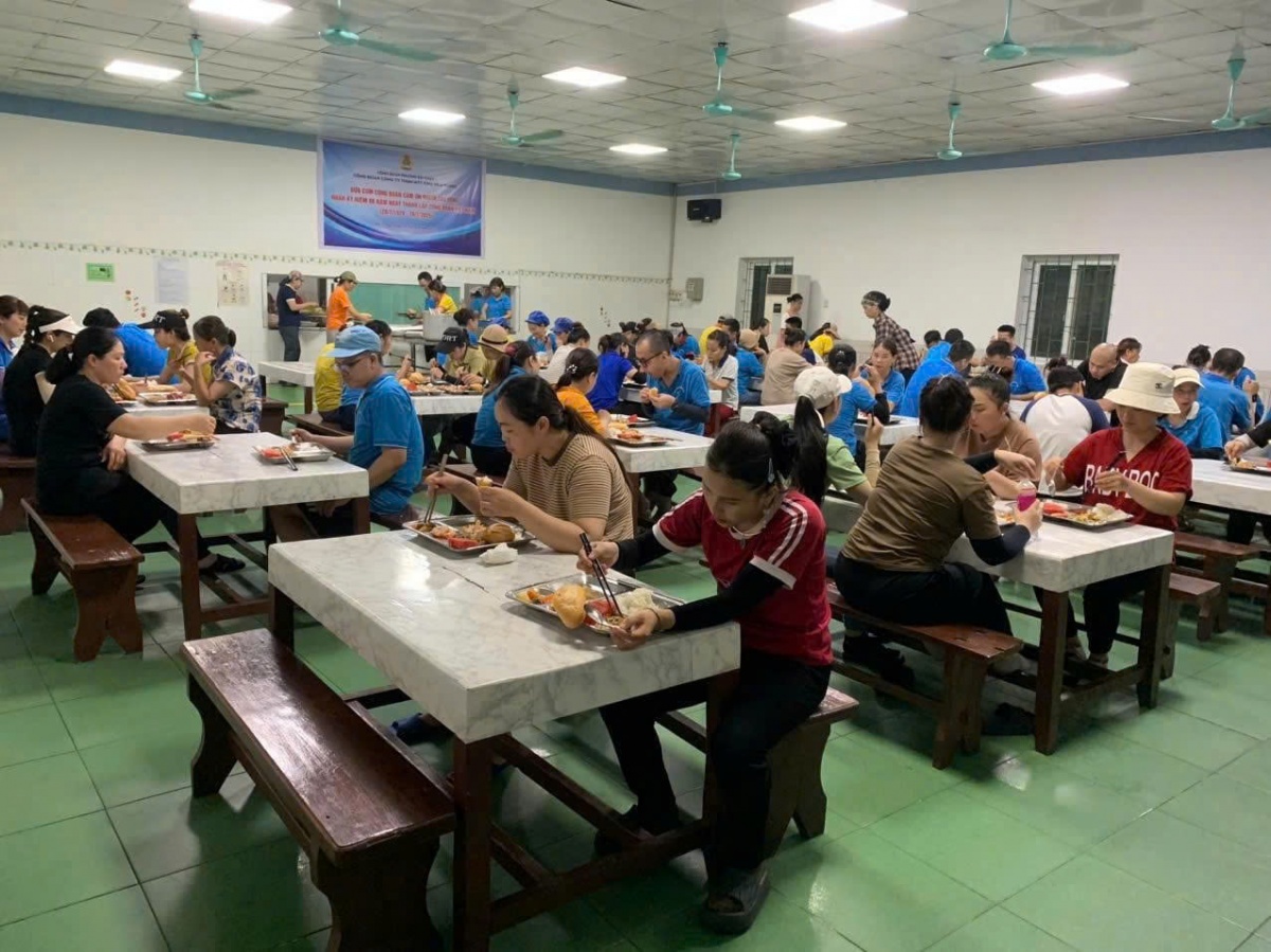 Công đoàn phường Bãi Cháy: Gắn kết, sẻ chia từ những bữa ăn ca