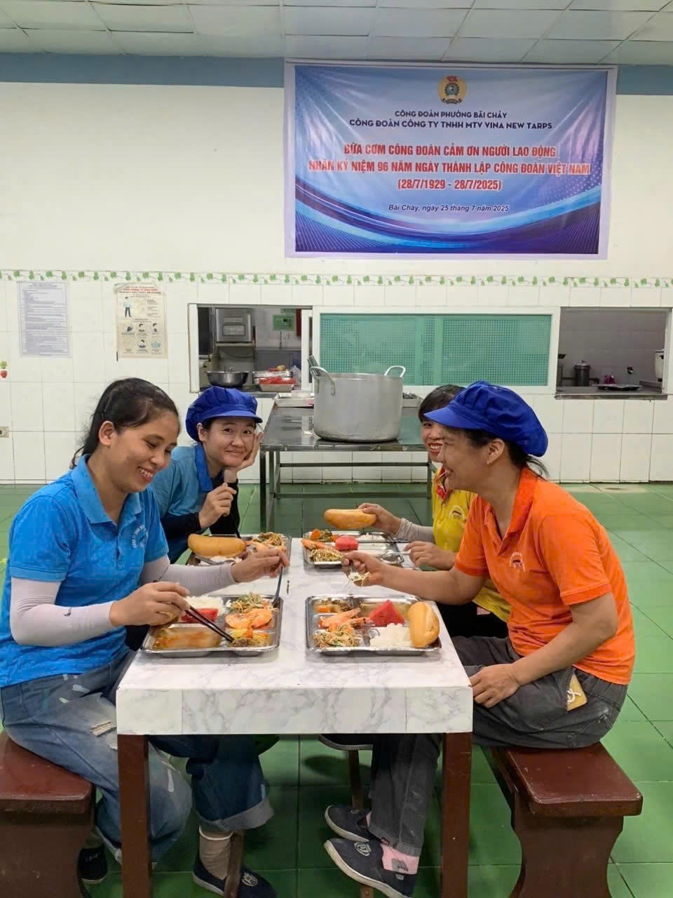 Công đoàn phường Bãi Cháy: Gắn kết, sẻ chia từ những bữa ăn ca