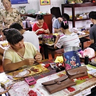 Đề xuất miễn thuế các khoản chi cho người lao động yếu thế