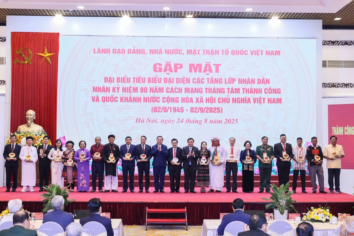 Mỗi thắng lợi của dân tộc đều bắt nguồn từ sức mạnh đại đoàn kết Mỗi thắng lợi của dân tộc đều bắt nguồn từ sức mạnh đại đoàn kết