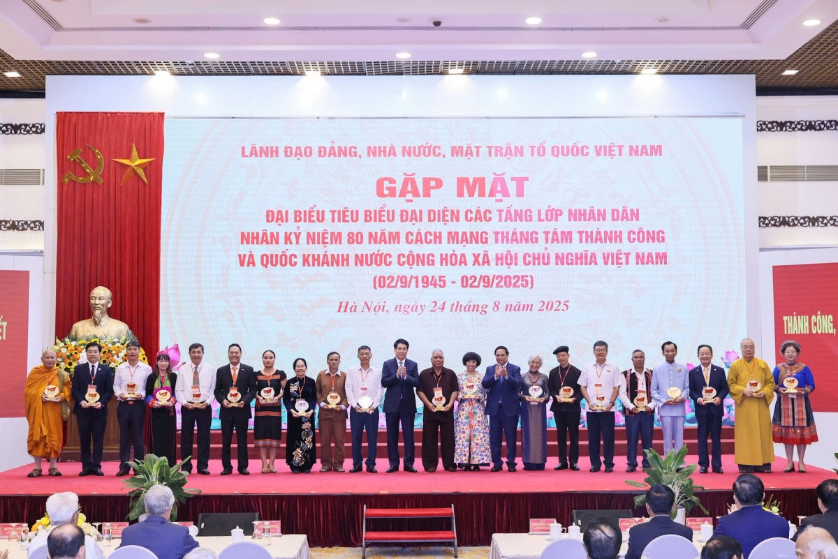 Mỗi thắng lợi của dân tộc đều bắt nguồn từ sức mạnh đại đoàn kết Mỗi thắng lợi của dân tộc đều bắt nguồn từ sức mạnh đại đoàn kết