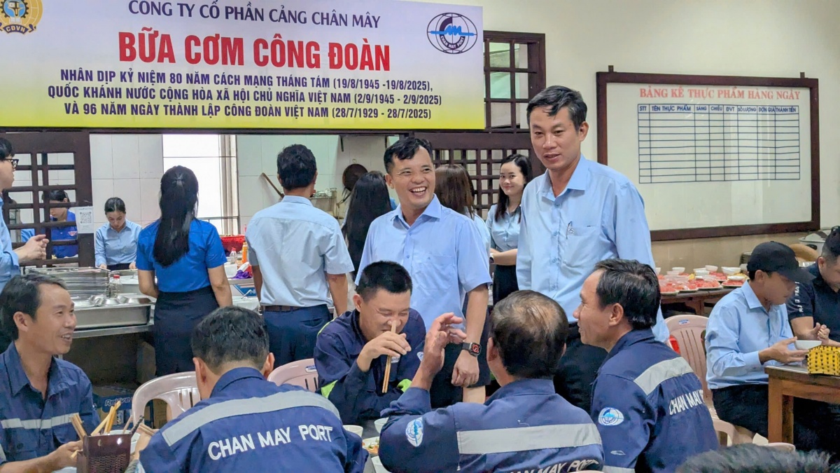 “Bữa cơm Công đoàn” Cảng Chân Mây: Bữa cơm nghĩa tình nơi chân sóng